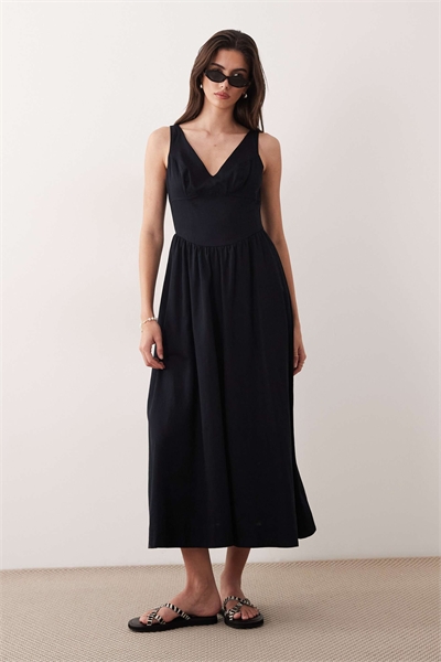 Макси-платье с зауженной талией, V-образным вырезом и декоративными швами артикул 152119351