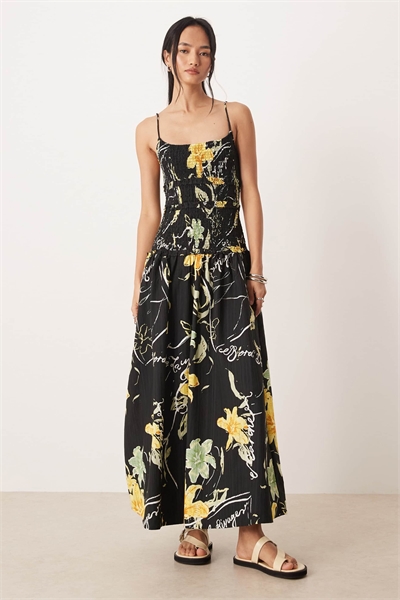 Макси-сарафан из гофрированной ткани с заниженной талией и сборками артикул 152197687