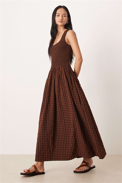 Макси-сарафан с волнистым вырезом и сборками на талии артикул 151967013