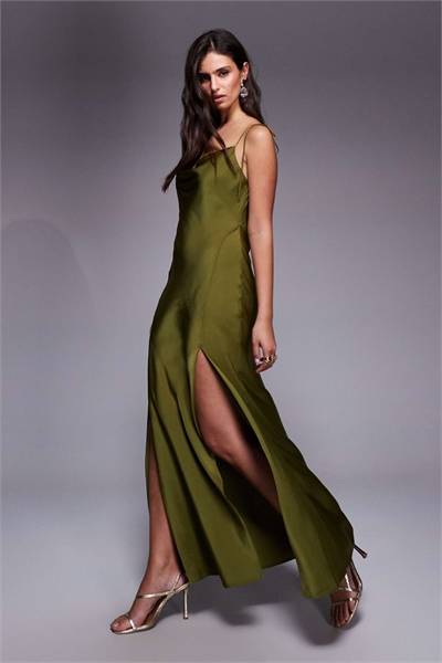 Макси-платье с атласным ремешком на талии и разрезом артикул 152153026