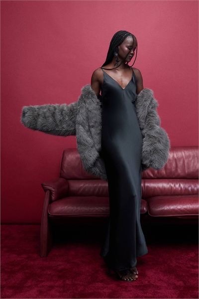 Черное атласное платье-миди с V-образным вырезом и бретелями артикул 152233901