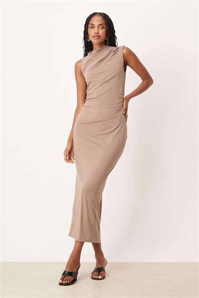 Драпированное макси без рукавов цвета верблюжьей шерсти артикул 149921630