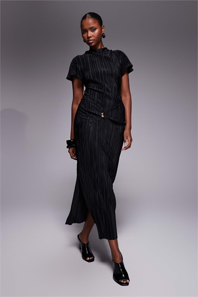 Платье средней длины с жестким плиссированным акцентом черного цвета артикул 152228090