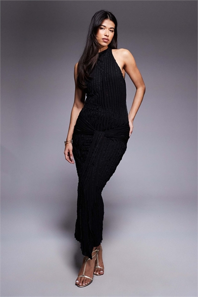 Черное платье-миди без рукавов с драпировкой и текстурной поверхностью артикул 148637842
