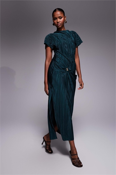 Платье средней длины с жестким плиссированным акцентом зеленого цвета артикул 152228085