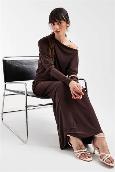 Длинное платье с драпировкой и длинными рукавами шоколадного цвета артикул 154337461
