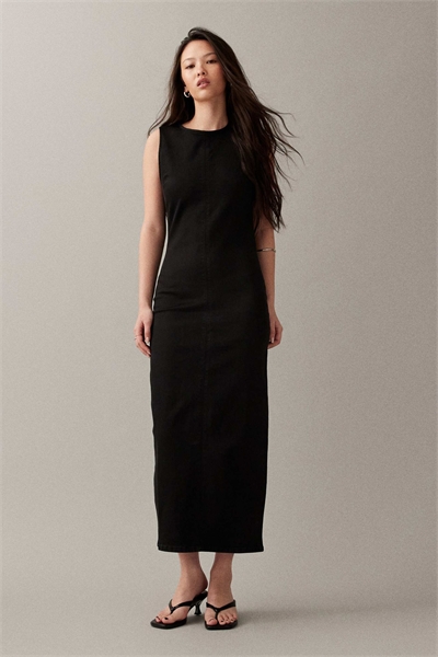 Джинсовое облегающее платье средней длины с вырезом на шее, черного цвета артикул 153403145