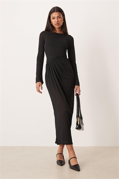 Длинное платье-макси с длинными рукавами, заниженной талией и драпированной юбкой, черного цвета артикул 153838816