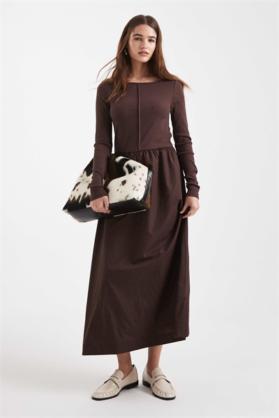 Платье средней длины с лодочным вырезом и швами шоколадно-коричневого цвета артикул 151517076