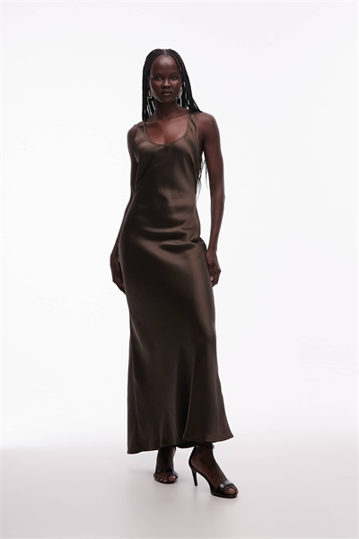 Макси-платье из атласа с вырезом артикул 153085535