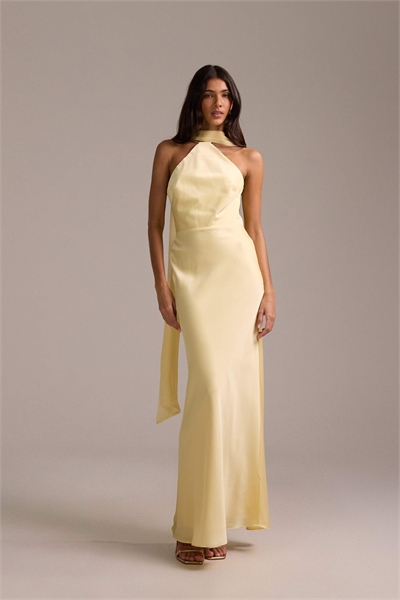 Атласное макси-платье для подружек невесты с завязками на шее и шарфом артикул 153120366