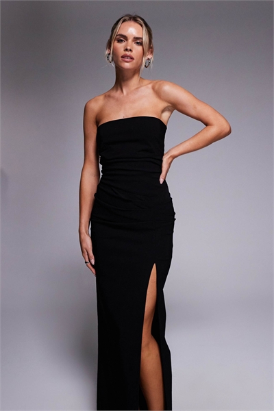 Макси-платье из бенгалина с бандо, рюшами на талии и разрезом на бедре артикул 152465927