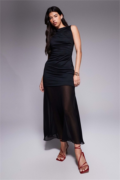 Платье-миди с высоким вырезом и драпировкой, с шифоновой юбкой, черного цвета артикул 149921639