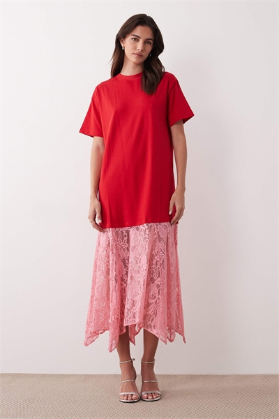 Оверсайз джерси футболка кружевная юбка макси платье красного и розового цвета артикул 153593250