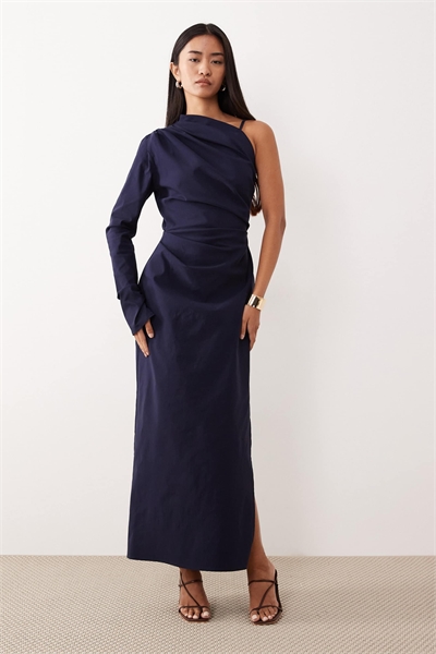 Одноплечевое платье-миди темно-синего цвета с драпировкой артикул 150479819