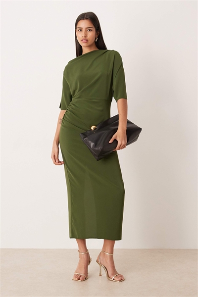 Платье-миди с драпировкой и заниженными плечами, оливкового цвета артикул 152466460