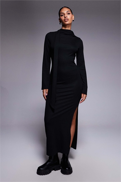 Платье средней длины с рукавами-клеш и шарфом в черном цвете артикул 150228606