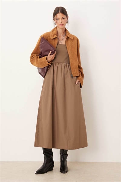 Платье средней длины с длинными рукавами и квадратным вырезом, с юбкой из поплина цвета гриба артикул 149323248