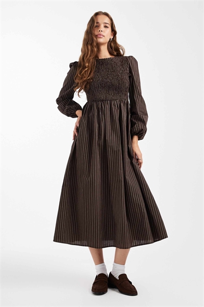 Платье-миди с рукавами-буфтами и коричневой полоской артикул 151670318
