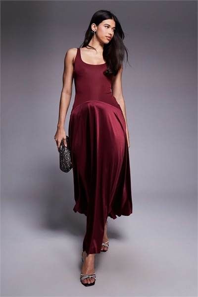 Лондонское атласное макси-платье с круглым вырезом и заниженной талией артикул 152931555