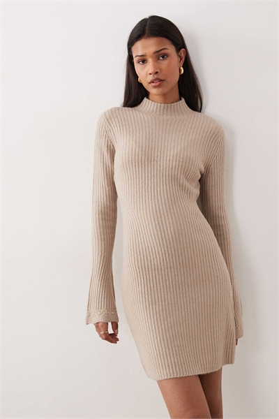 Свитер с высоким воротником и платье средней длины кремового цвета артикул 154774163