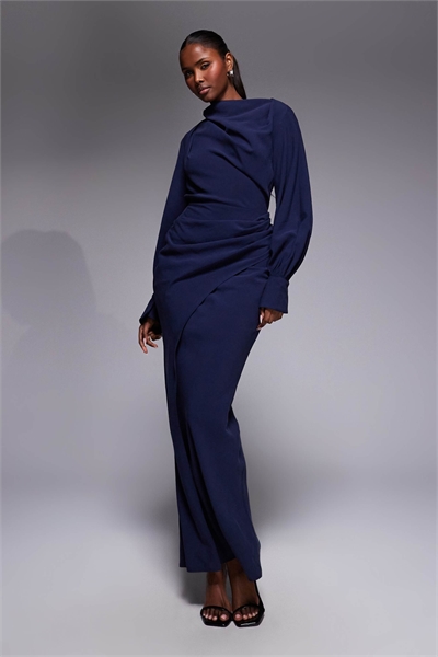 Макси-платье с высоким воротником и драпированной юбкой артикул 153578475