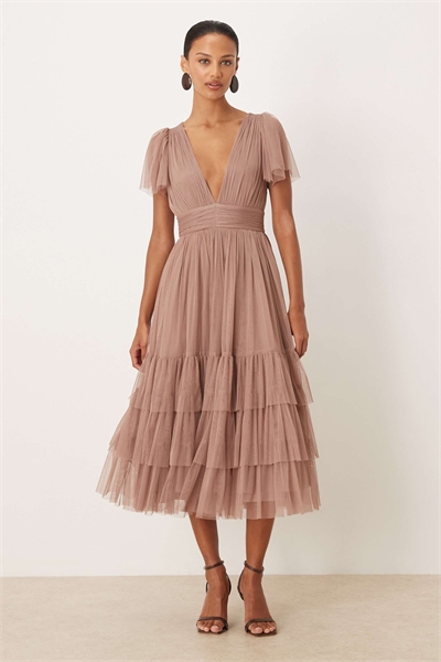 Платье-миди с тюлевыми рукавами-крылышками, глубоким вырезом и ярусами, цвет серо-бежевый артикул 152319613