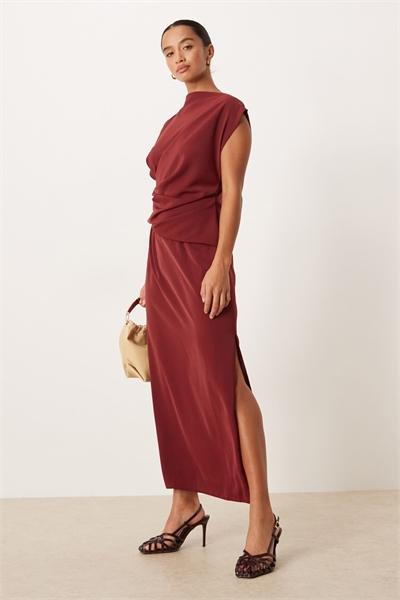 ASOS DESIGN Petite платье-миди с высоким воротником, драпировкой и складками, бордовое артикул 151182621