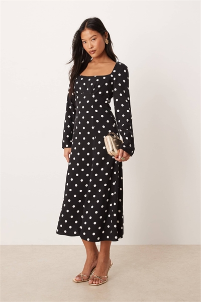 Платье средней длины с квадратным вырезом от Delilah артикул 152596142