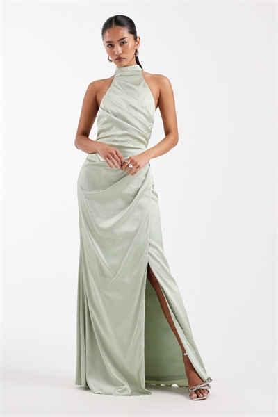 Макси-платье для подружки невесты из атласа с завязками на шее и плиссированными деталями артикул 153113241