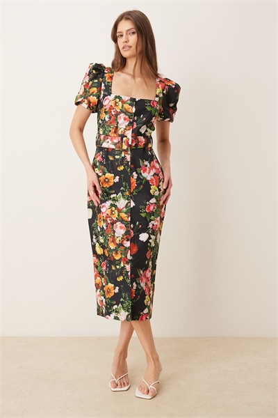 Эластичное платье-миди с квадратным вырезом и поясом, черного цвета с цветочным принтом артикул 153329832
