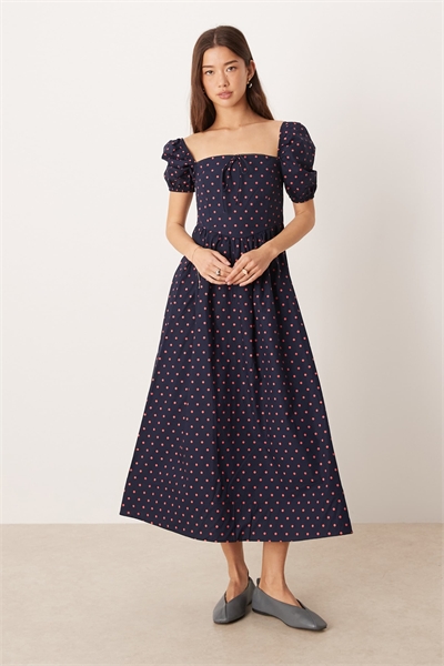 Платье средней длины с квадратным вырезом и рукавами-буфами, темно-синего цвета в розовую горошку артикул 153490055