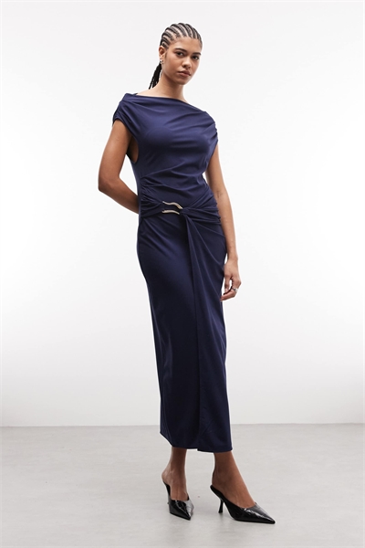 Драпированное джерси платье средней длины с лодочным вырезом и пряжкой в темно-синем цвете артикул 154340374