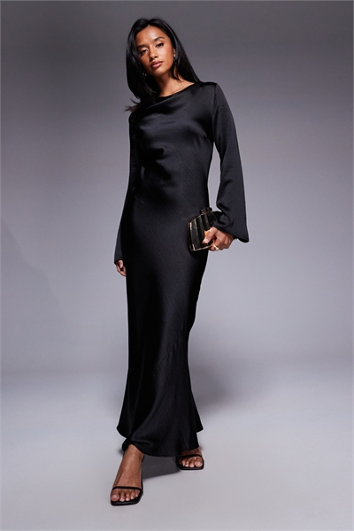 Черное платье средней длины с высоким воротником и длинными рукавами артикул 150150123