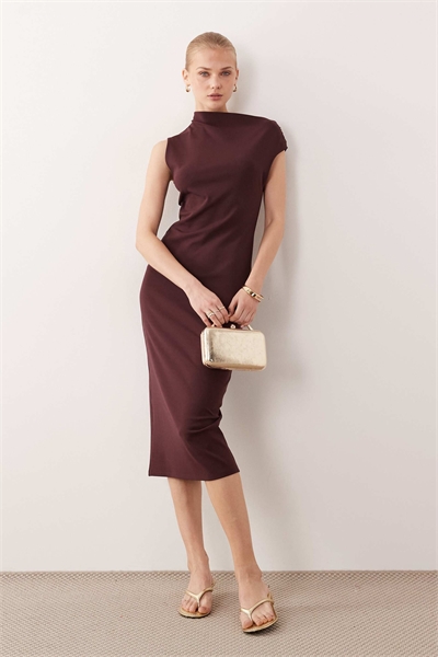 Асимметричное платье-миди с короткими рукавами глубокого красного цвета артикул 155128916