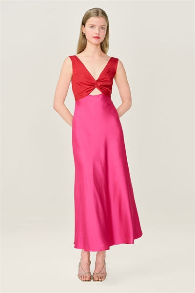 Платья Магги Цветное атласное платье средней длины в розовом и красном цветах в оттенке маджента артикул 155951490