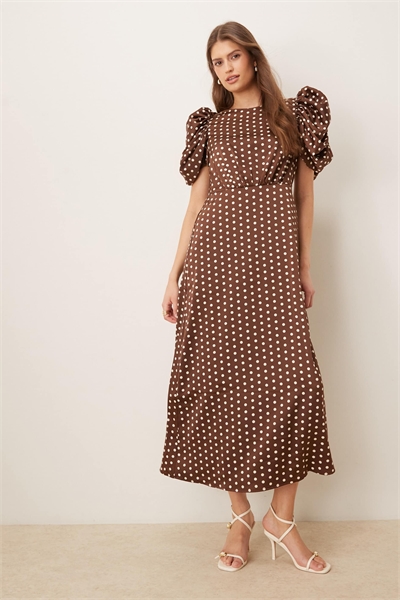 Атласное платье средней длины с рюшами на рукавах и принтом в виде шоколадных горошин артикул 153668019