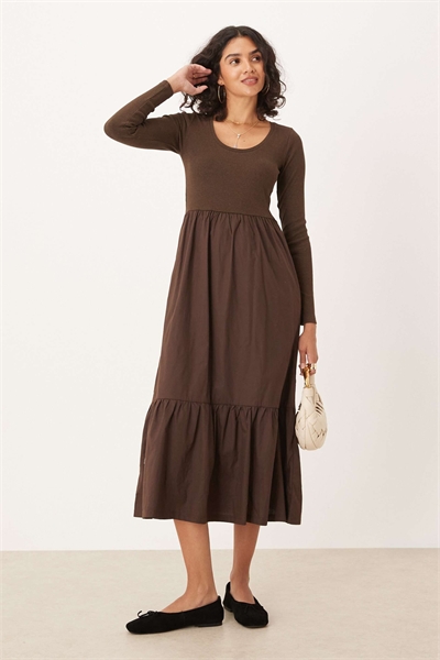 Платье-миди с длинными рукавами и круглым вырезом, с юбкой из поплина, коричневого цвета артикул 149323244