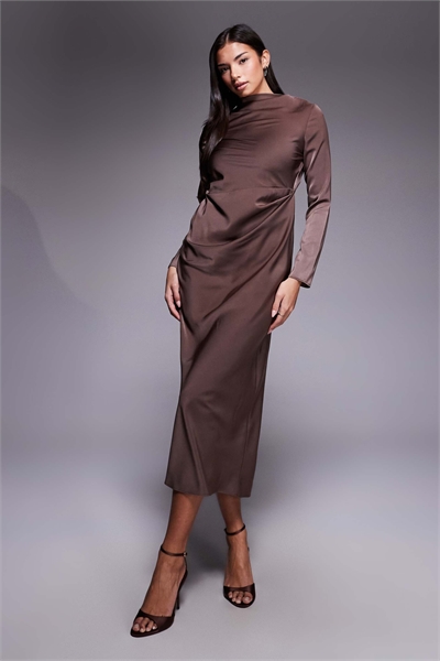 Платье-миди с длинными рукавами, высоким воротником и плиссированным лифом, шоколадного цвета артикул 154119250