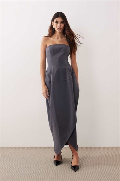 Структурированное объемное платье-бандо средней длины серого цвета артикул 151701847