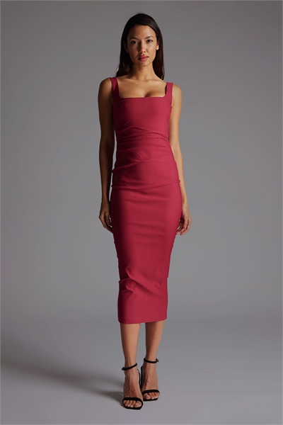 Платье средней длины с квадратным вырезом и складками на талии, малинового цвета артикул 155579172