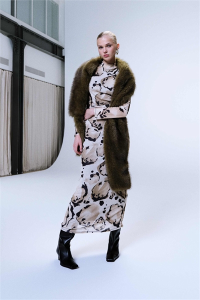 Платье-миди с высоким воротником и длинными рукавами из сетки с животным принтом артикул 153791927