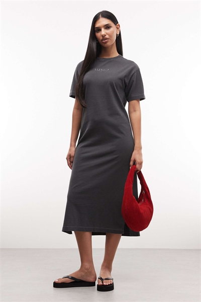 Платье-футболка средней длины с расслабленным логотипом Lyra, черного цвета, с эффектом вымытого материала артикул 154707740