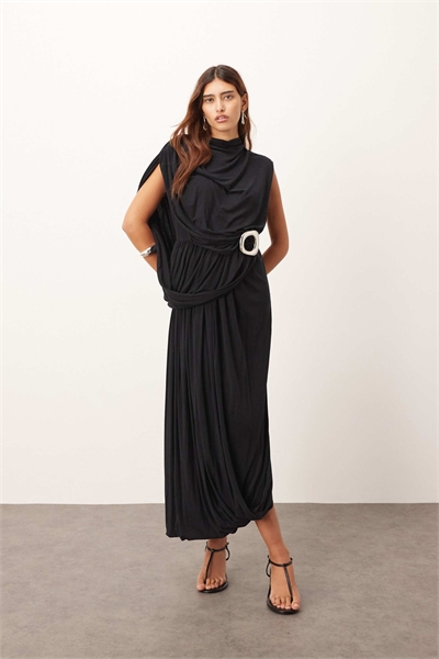 Платье-миди без рукавов с драпированным подолом и пряжками черного цвета артикул 147901289