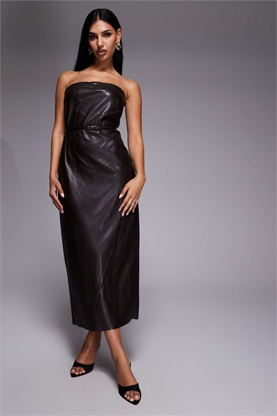 Платье-бандо из искусственной кожи с тонким ремнем темно-коричневого цвета артикул 153517897