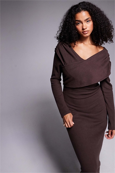 Сверхмягкое платье-миди с запахом спереди шоколадного цвета артикул 149148627