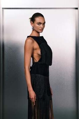 Бархатное платье-миди с бахромой и открытой спиной темно-синего цвета артикул 148483717