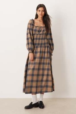 Платье средней длины с круглым вырезом и сборчатым лифом в черно-бежевую клетку артикул 151864376