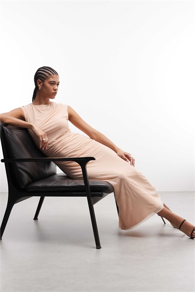 Длинное платье-драпировка в глиняно-розовом цвете артикул 153891712