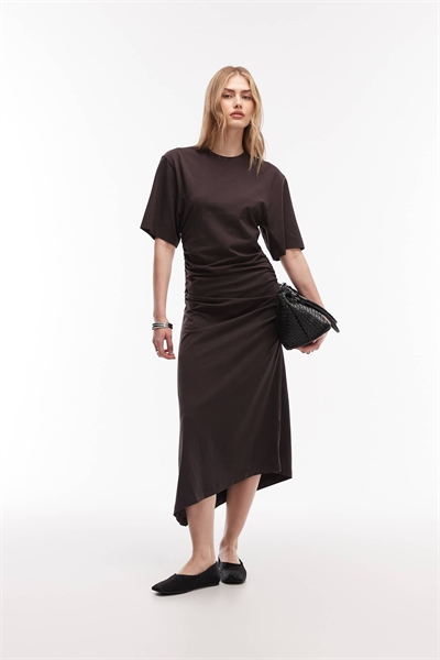 Джерси платье средней длины с асимметричным подолом и рюшами, шоколадно-коричневого цвета артикул 155057496
